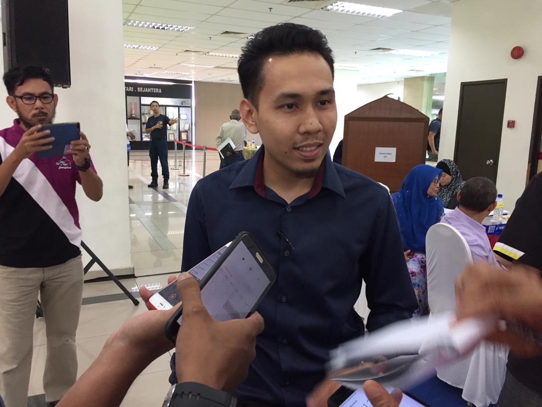 Zaharuddin Abu Bakar wakil dari Pejabat Daerah Tangkak ketika di temubual oleh wartawan.