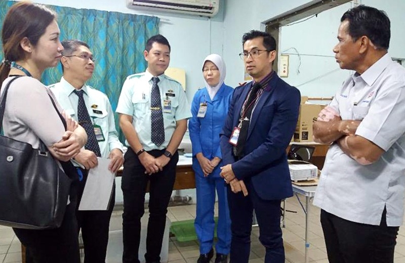 Dr. William (tengah) , Mohammed Zulfikar (kanan) ketika menerima taklimat berhubung operasi rawatan pesakit daripada Dr. Chan Fei Sia (kiri).