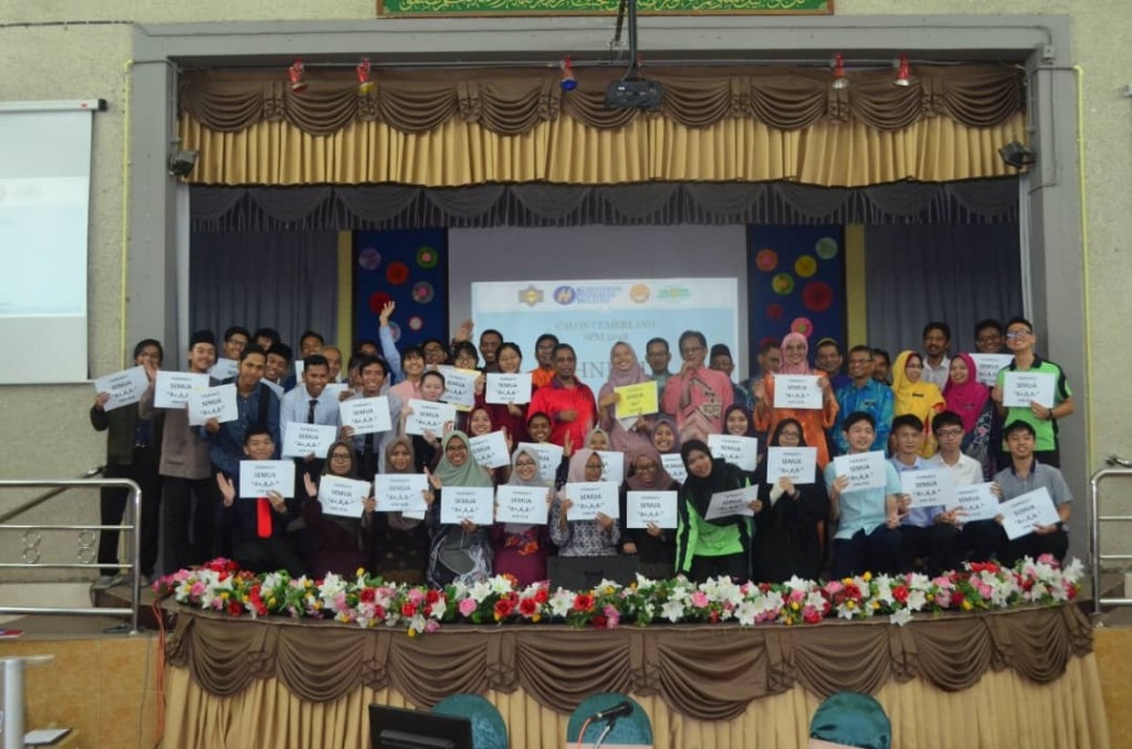 Kesemua 41 orang pelajar cemerlang SPM  2018 bergambar kenangan di Sekolah Menengah Sains Behor Pulai, di sini.