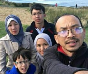 Tarmizi (kanan) bersama keluarga di New Zealand.