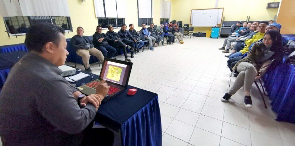 Imran(kanan) ketika memberi taklimat kepada peserta. 