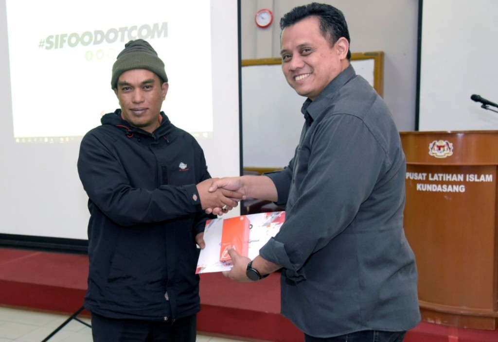 Nasrul menerima telefon pintar dan sijil sebagai antara peserta terbaik. 