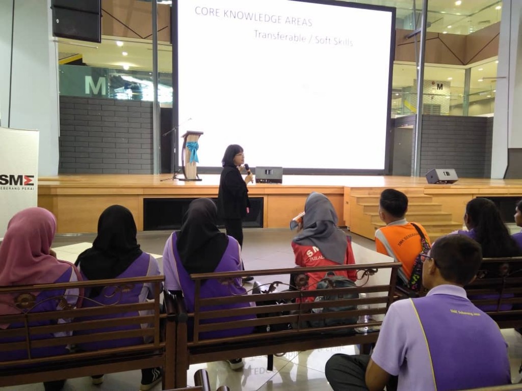 Tina Lim Swee dari Fakulti Sains Sosial (Quest International Universities) ketika menyampaikan ceramah berkenaan Jurusan Sains Sosial