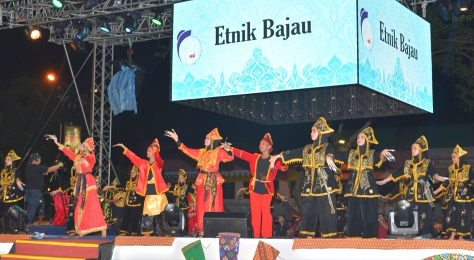Etnik Bajau mempersembahkan tarian kebudayaan pada segmen persembahan medley tarian tradisional etnik pesisir Tawau.