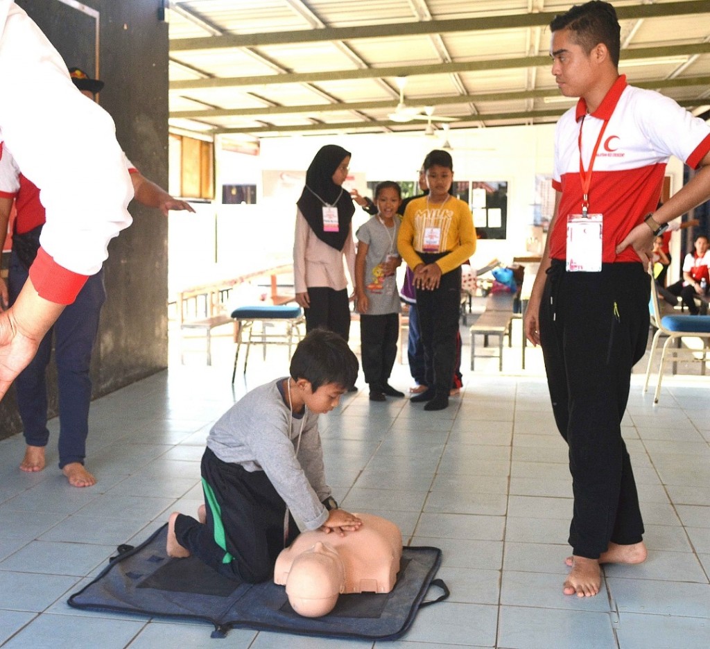 Para peserta ketika diajar kaedah betul CPR.