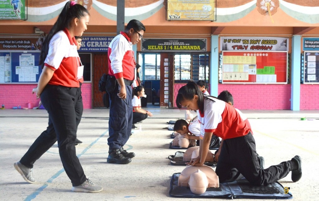 Para peserta ketika diajar kaedah betul CPR.