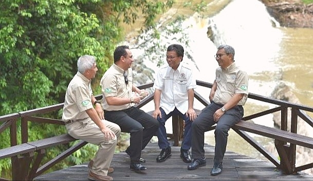Presiden merangkap Ketua Pegawai Eksekutif Kumpulan PETRONAS, Tan Sri Wan Zulkiflee Wan Ariffin berbual mesra bersama Mohd Shafie (dua dari kanan) sambil disaksikan oleh Jamalul Kiram (kiri) dan Ahmad Nizam (kanan).