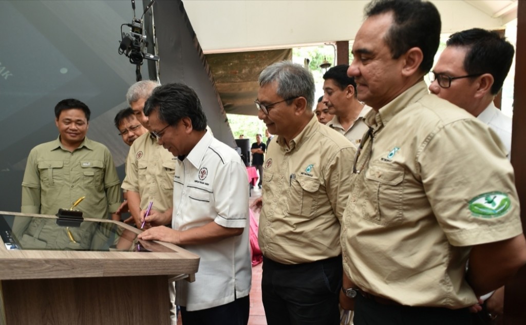 Mohd Shafie (tengah) menandatangani plak ICSC sebagai gimik perasmian pusat tersebut.