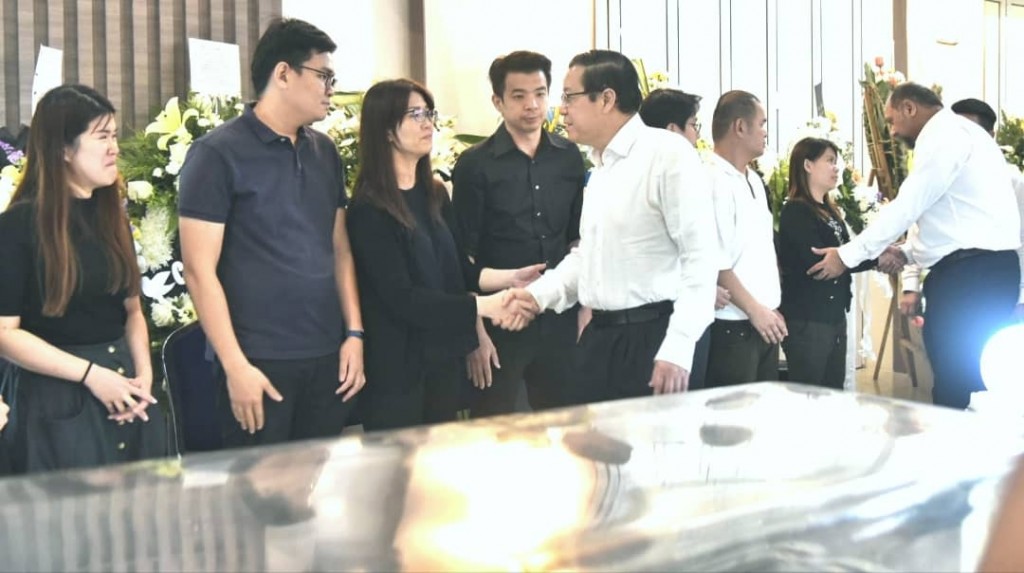 Gobind (kanan) Lim (depan) bersalaman dengan ahli keluarga.