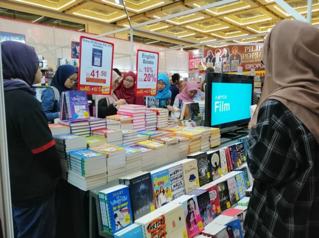 Lebih 700 buah gerai menawarkan pelbagai jenis bahan bacaan kepada para pengunjung PBAKL 2019 kali ini.