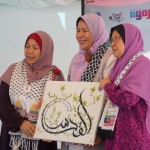 Zuraida menerima cenderamat daripada Pengerusi MWCQP, Dr. Fauziah Mohd Hasan