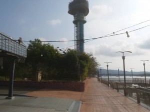 Projek Mercu Tanda Kuantan iaitu Menara Teruntum dijangka memberi sinar harapan kepada peniaga-peniaga gerai makan Taman Esplanade Kuantan.