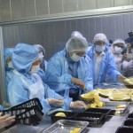 Salahuddin (tiga dari kiri) mencuba proses pembungkusan durian untuk dieksport ke negara China di Kilang JL Food Industries Sdn Bhd, Rawang.