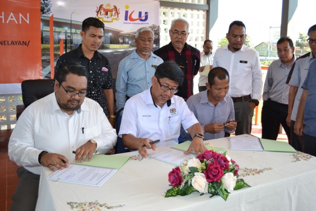 Shahir Salleh (kiri) bersama-sama Pengarah Pejabat Persekutuan Negeri Kedah menandatangani dokumen penyerahan Restoran Nelayan/Medan Ikan Bakar Santai 'D'Bandar Baharu.
