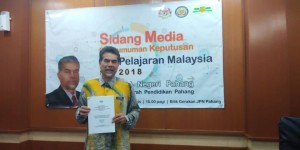 Dr. Tajuddin Mat Yunus menunjukkan Laporan Keputusan Penuh SPM 2018 bagi calon Negeri Pahang pada sidang media di Jabatan Pendidikan Pahang.