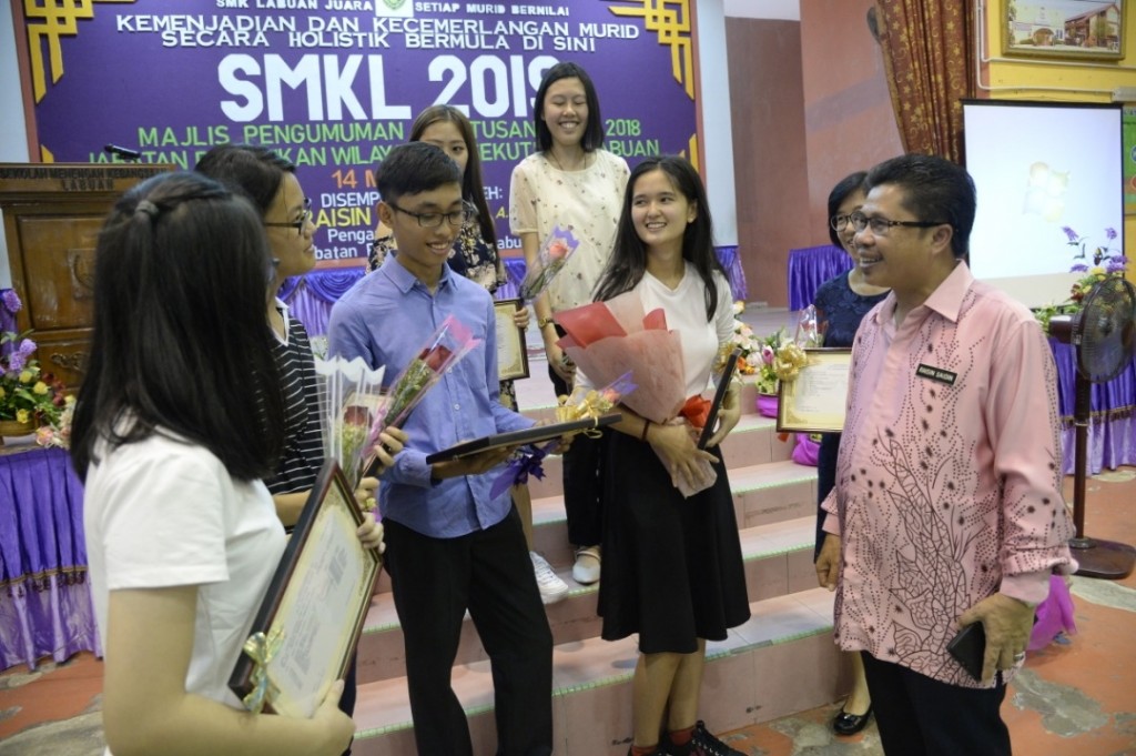 Raisin (paling kanan) beramah mesra bersama pelajar-pelajar cemerlang SPM 2018.