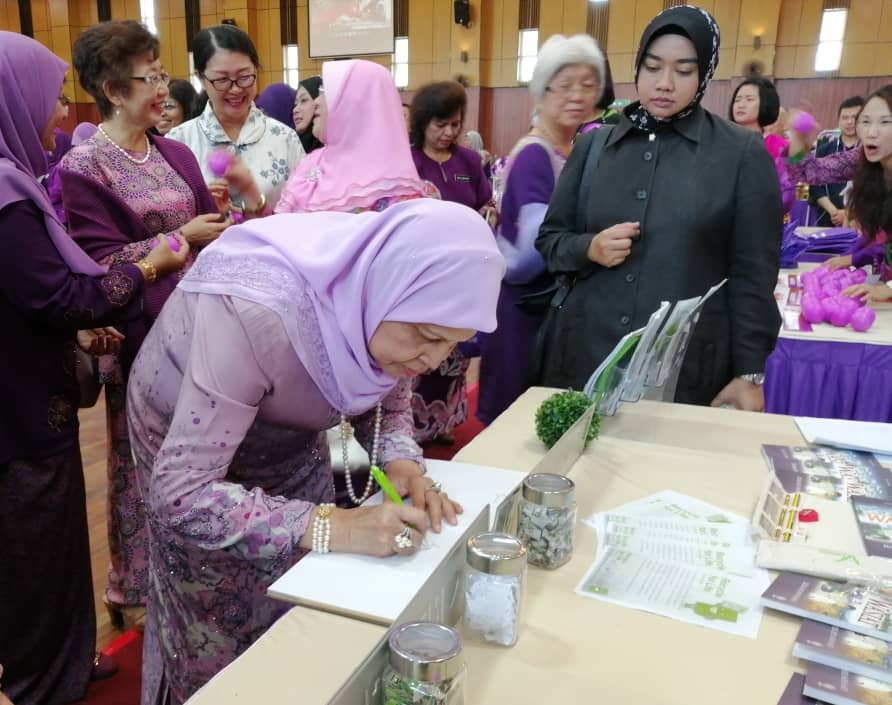 Yang Amat Berbahagia Toh Puan Dato' Seri Utama Hajah Majimor Shariff membuat lawatan ke tapak pameran