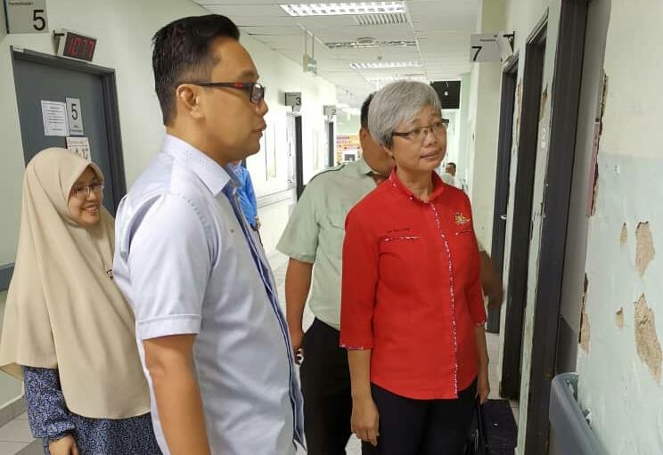 Gan Peck Cheng bersama Mohd Khuzzan Abu Bakar meninjau persekitaran Klinik Kesihatan Batu Pahat