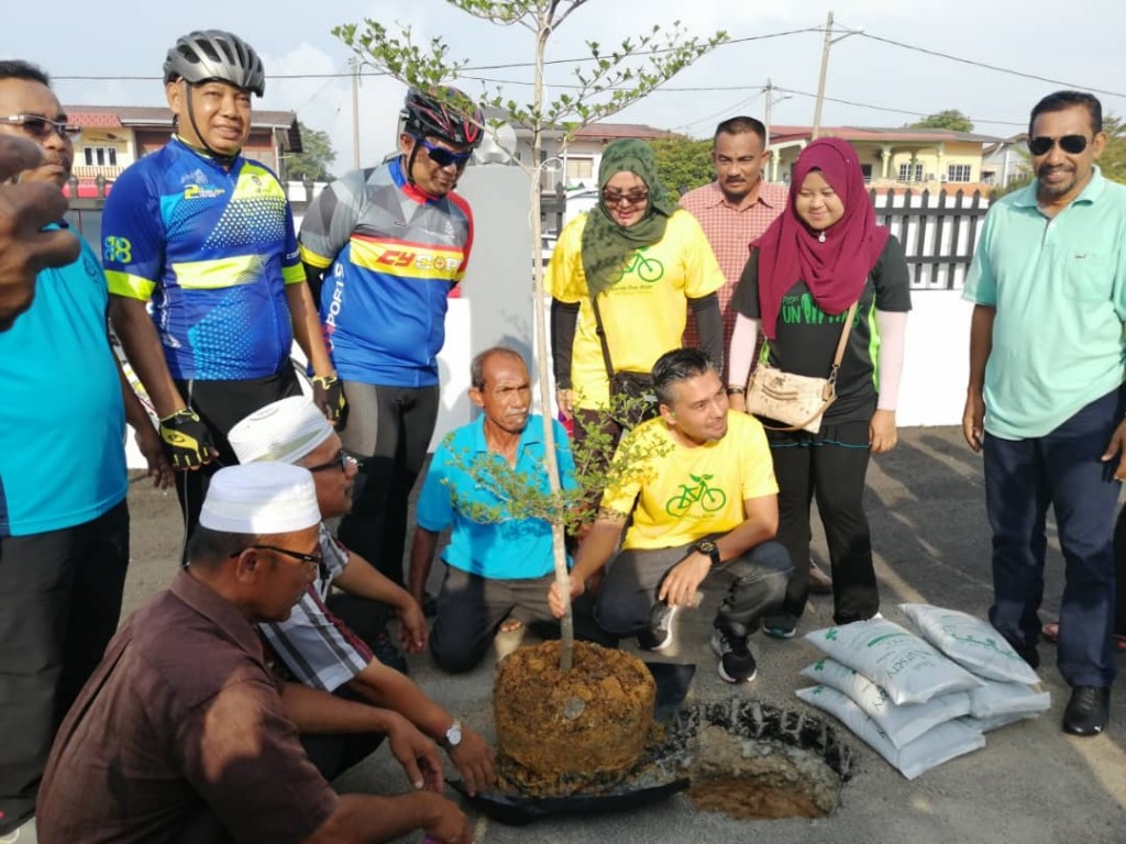 Simbolik tanam Pokok di Masjid Padang Benggali
