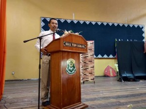 Pengetua SMK Tun Ismail, Mohd Taat Kasran ketika menyampaikan ucapan Majlis Perasmian Amalan Demokrasi Berparlimen dan Sketsa Rukun Negara.