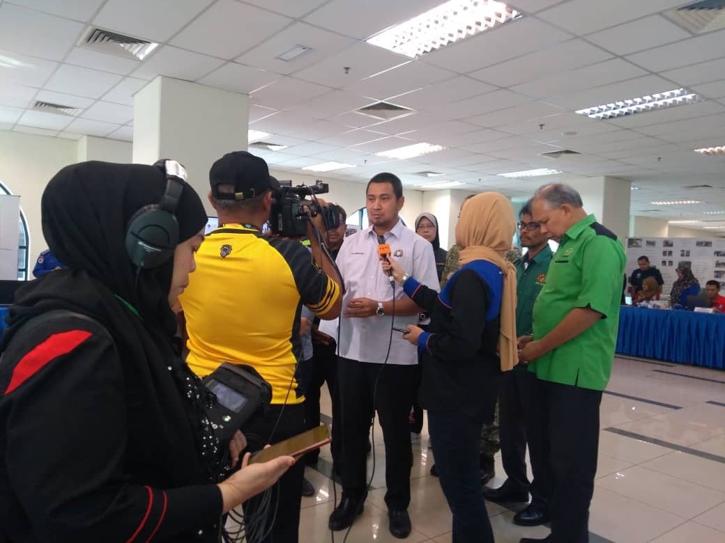 Pengerusi Jawatankuasa Kesihatan, Alam Sekitar dan Pertanian Johor, Sahruddin Jamal, menutup secara rasminya Pusat Gerakan Jawatankuasa Pengurusan Bantuan Bencana dan Pusat Rawatan Medic Base Stadium Tertutup Pasir Gudang.