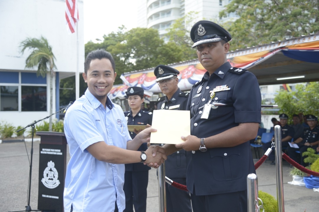Salah seorang pegawai awam menerima sijil penghargaan daripada Farid (kanan)