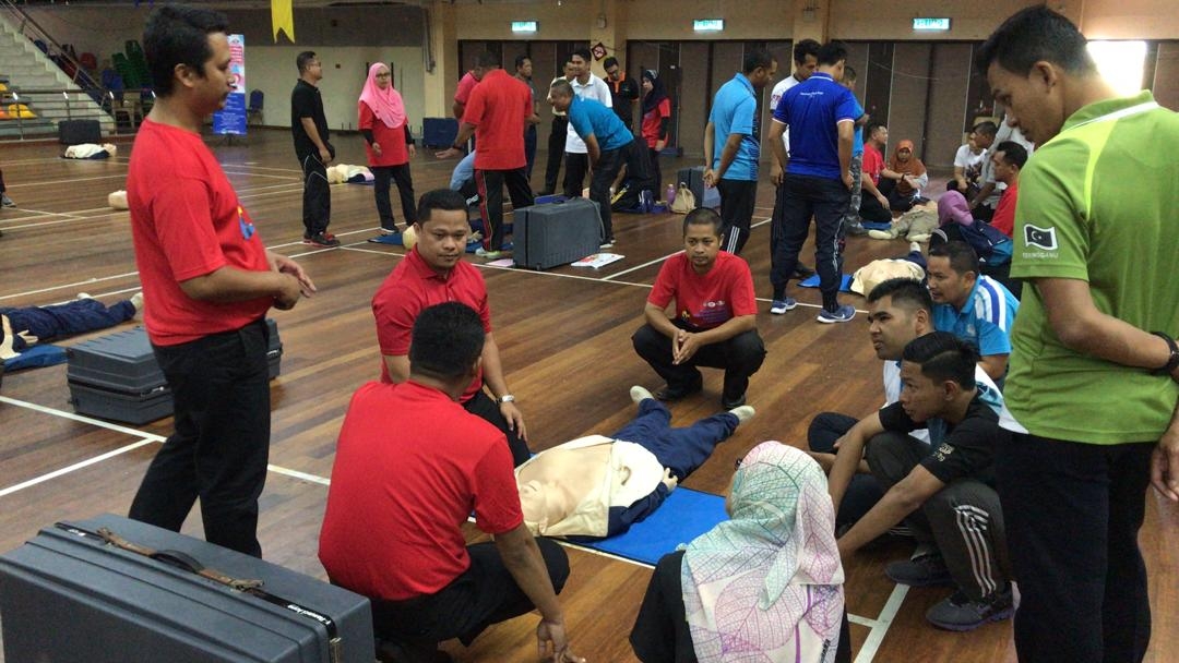 Orang ramai yang hadir mempelajari teknik MASS CPR
