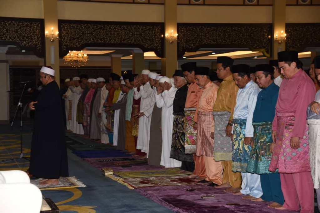Solat magrib, isyak Dan bacaan yasin dipimpinoleh imam Besar Sarawak Datuk MUSTAPHA Kamal