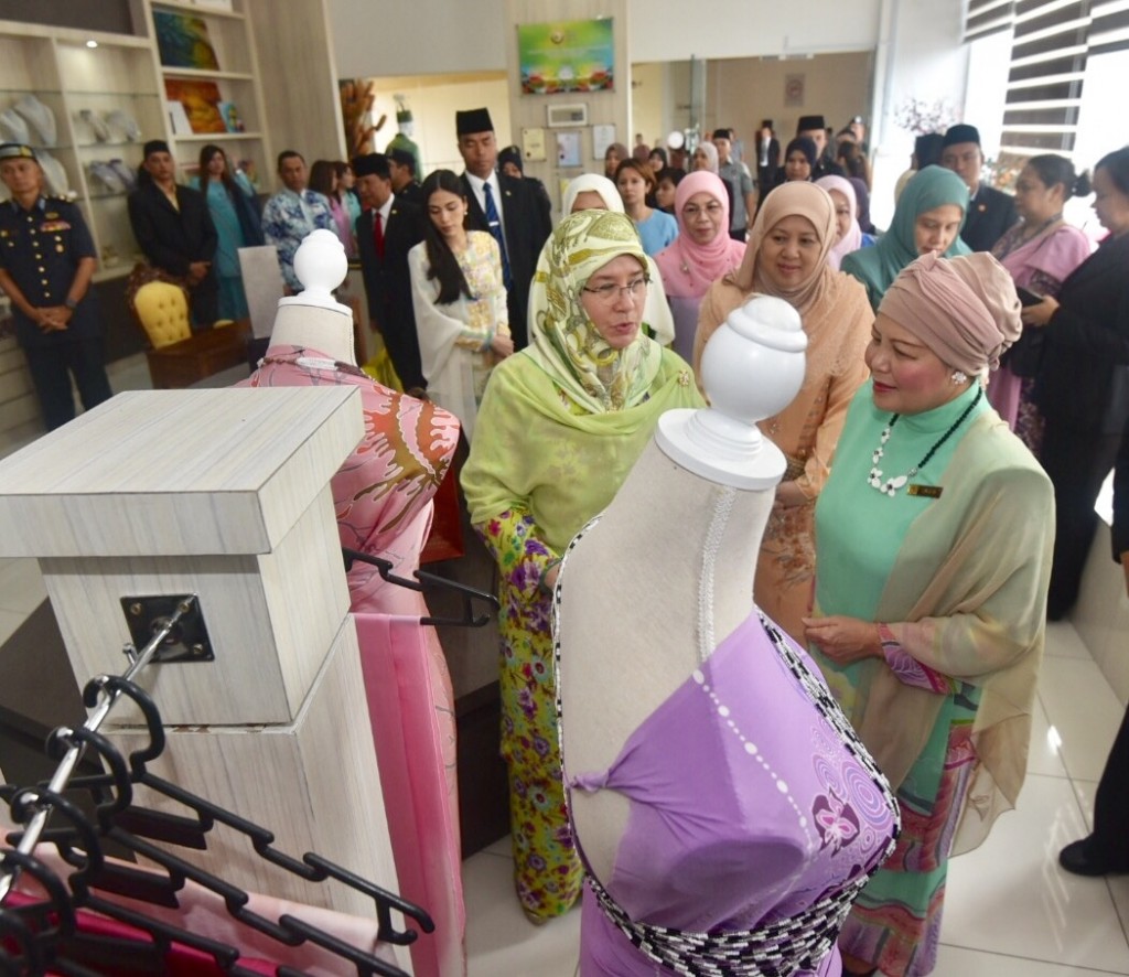 Pengurus Kumpulan Pusat Kraftangan Sabah, Zaiton Bakri (kanan) memberi penerangan kepada Tunku Azizah mengenai produk kraftangan yang ada di galleria.