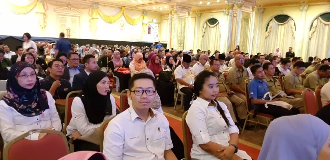 Hadirin tekun mendengar ucapan daripada Ketua Menteri Sarawak