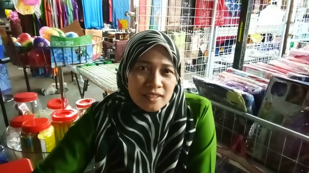 Salah seorang peniaga Siti Irdina Sumarti 38, ditemui semasa Karnival turut merasa gembira dengan pembukaan semula tapak perniagaan tersebut