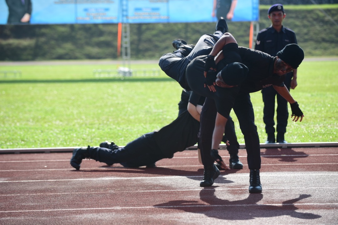 Persembahan tempur tanpa senjata oleh Polis Bantuan Kementerian Kesihatan Malaysia sempena Perhimpunan Polis Bantuan Kementerian Kesihatan Malaysia Peringkat Kebangsaan.