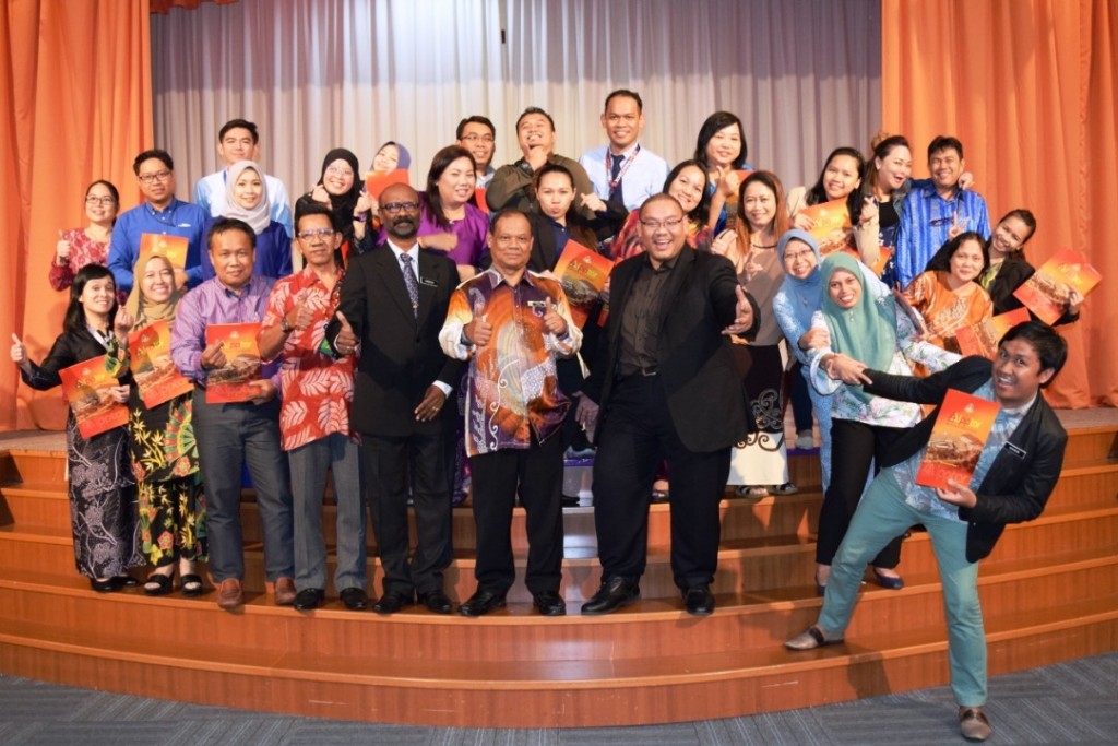 engarah Penyiaran Sarawak, Zainal Abidin Asri  Abdul Wahid bergambar bersama-sama dengan para peserta selepas majlis penutupan kursus