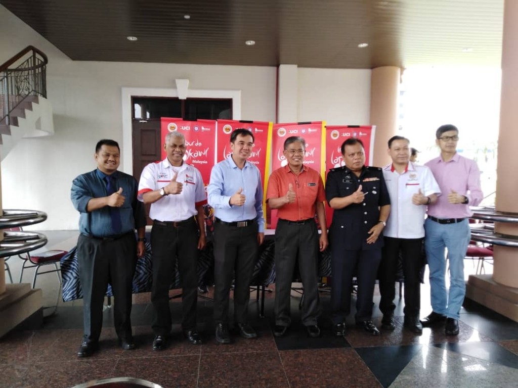 Tiga dari kiri, Exco Belia dan Sukan Negeri Pulau Pinang, YB Soon Lip Chee (berbaju biru) bersama Pegawai Trafik IPD Seberang Prai Utara, Pegawai Kementerian Belia Dan Sukan Malaysia   semasa sidang media pagi tadi