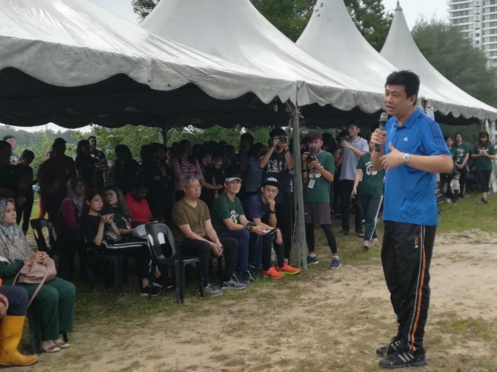 Chen Kah Eng memberi taklimat Program Pembersihan Sungai Kampung Bakar Batu