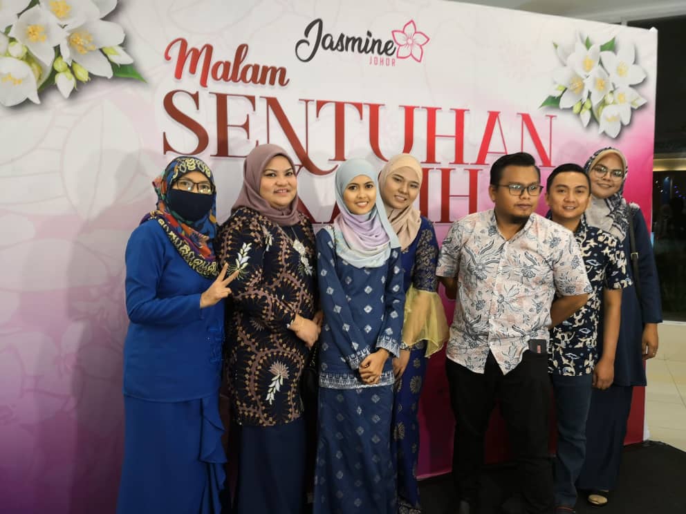 Shahdariah Ismail (kiri) bersama rakan-rakan pesakit kanser yang hadir Malam Sentuhan Kasih JASMINE