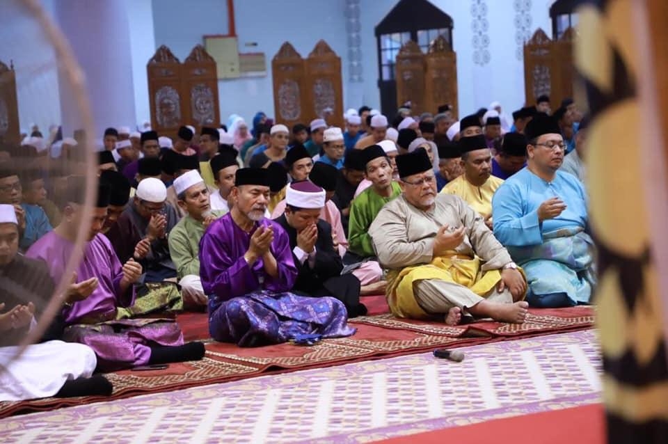 Pengerusi Jawatankuasa Agama dan Pendidikan Negeri Johor, Aminolhuda Hassan (dua dari kanan) bersama tetamu semasa sambutan Israk dan Mikraj di Masjid Bandar Tangkak