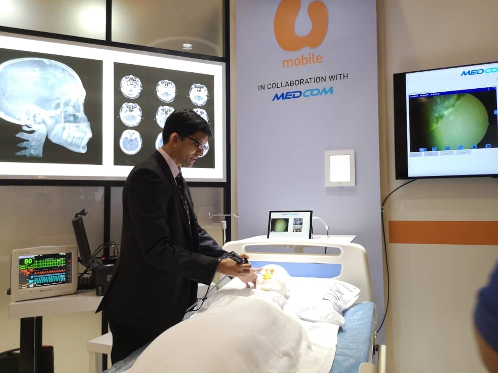 'Clinical Research Fellow University Malaya', Dr. Thanaraj Munusamy menunjukkan demo Tele-surgery di tapak pameran.