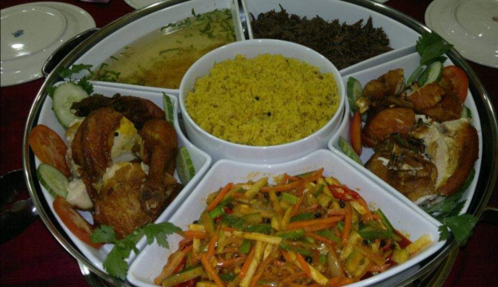 Kelazatan dan aroma seni masakan Nasi Kebuli dihidangkan bersama ayam dan daging