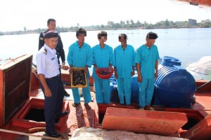 Pemangku Pengarah Maritim Kelantan, Komander Maritim Ismail Hamzah bersama nelayan warga asing