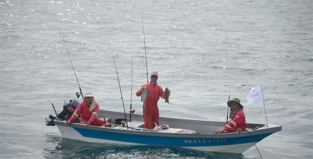 Peserta memancing Balik Pulau LISC 2019 menunjukkan hasil tangkapan kepada media.