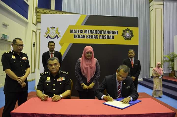 Pegawai Daerah Kluang menandatangani watikah ikrar bebas rasuah, disaksikan oleh Timbalan Pengarah SPRM Negeri Johor