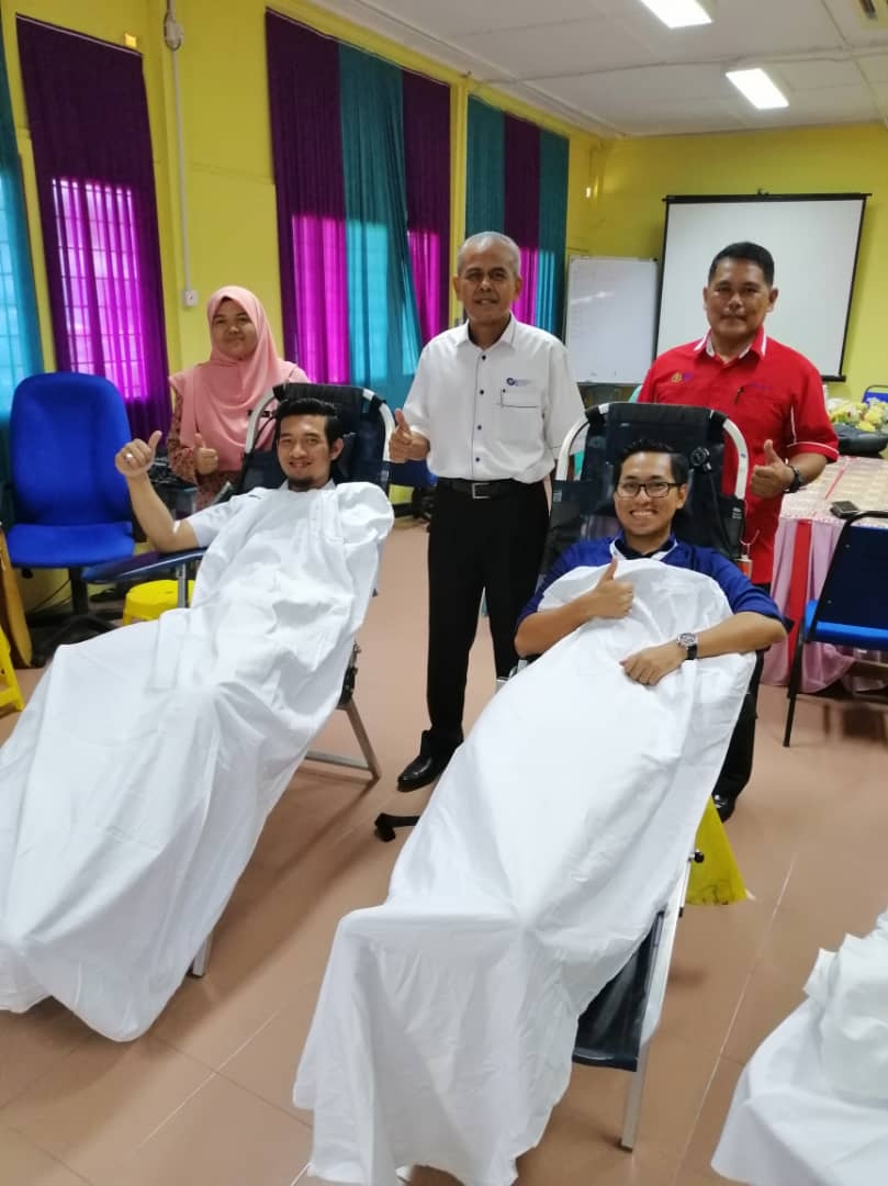 Mohd Nawawi Rani bergambar bersama penderma darah
