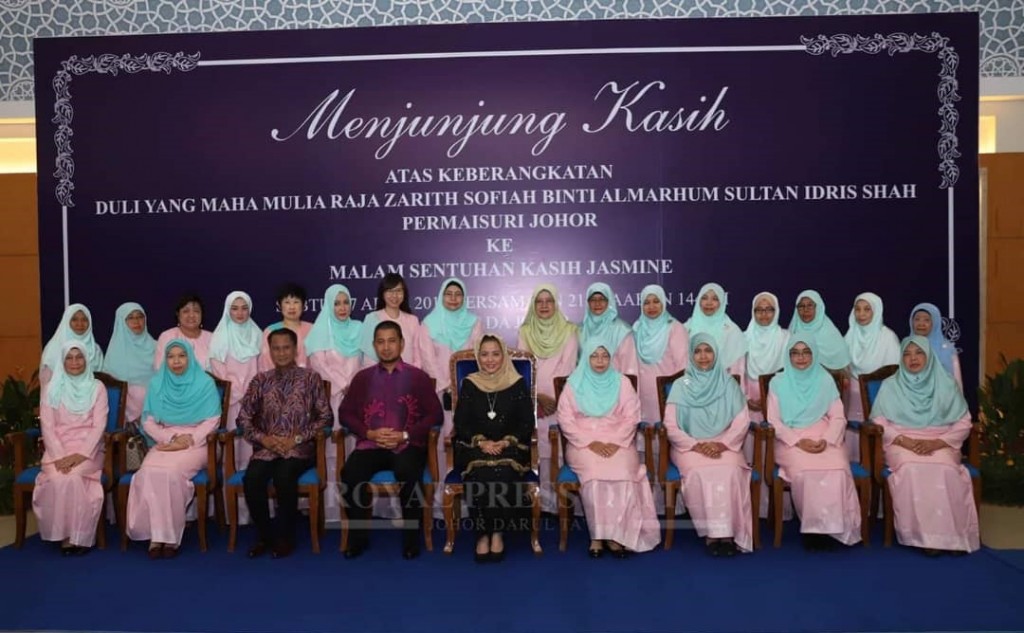 Permaisuri Johor bersama-sama Penaung dan Pengerusi JASMINE, Setiausaha Kerajaan Negeri Johor dan isteri-isteri wakil rakyat kerajaan negeri Johor