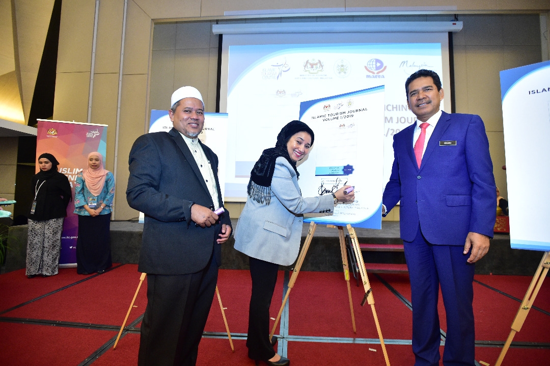 Datuk Haslina Abdul Hamid menyempurnakan perasmian Symposium On Islamic Tourism 2019