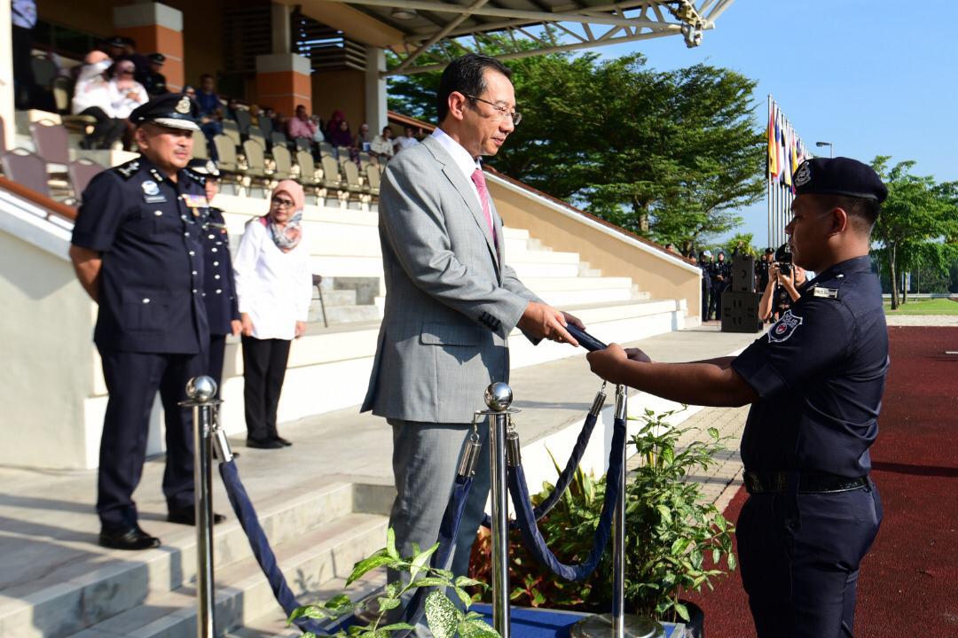 Dr. Chen Chaw Min menyampaikan sijil penghargaan kepada penerima pertama iaitu Konstabel Mohammad Ridwan Shah dari Polis Bantuan Kementerian Kesihatan Malaysia sempena Perhimpunan Polis Bantuan Kementerian Kesihatan Malaysia Peringkat Kebangsaan.