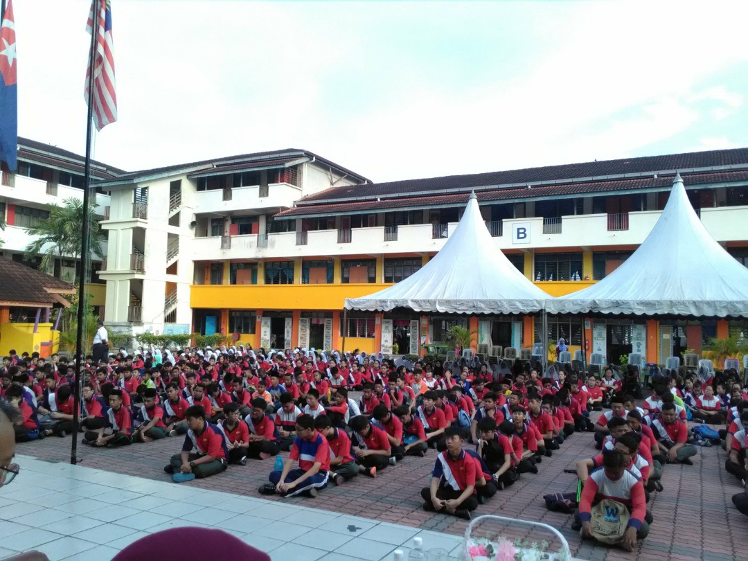 Pelajar-pelajar SMK Banang Jaya semasa perasmian program