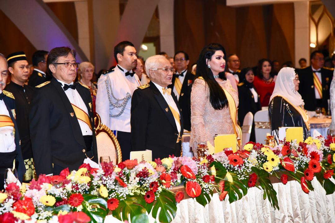 Tun Taib dan Toh Puan Raghad Kurdi bergambar kenangan bersama Menteri-menteri dan Dif-dif kenamaan semasa majlis Jamuan Negeri