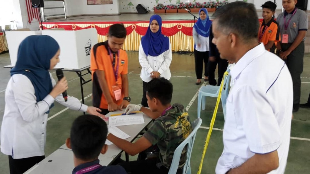 Simulasi proses pilihanraya oleh pegawai SPR sambil diperhatikan oleh Pengarah Pejabat SPR Negeri Pulau Pinang