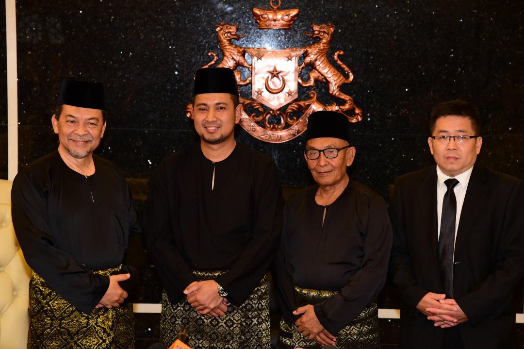 Datuk Dr. Sahruddin Jamal (dua kiri) bersama-sama tiga Exco yang bahru dilantik (dari kiri) Mohd. Solihan Badri, Tosrin Jarvanthi dan Tan Cheng Choon selepas sidang akhbar di Pejabat Menteri Besar Johor, Iskandar Puteri, Johor